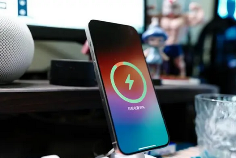 鄂城苹果15换屏服务分享用什么充电器给iPhone15充电更好 